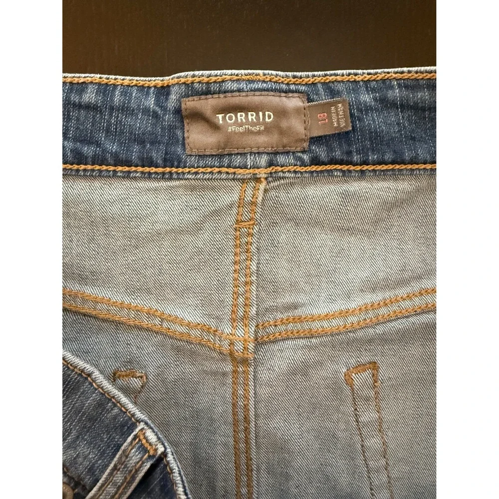 Torrid Feel the Fit Faded Denim Skirt Womens 18 Frayed Hem Front Slit‎ Stretch